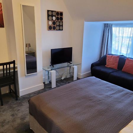 Silvertree Lodge - 2 Double Bed Flat With Parking ヘメル・ヘムステッド エクステリア 写真