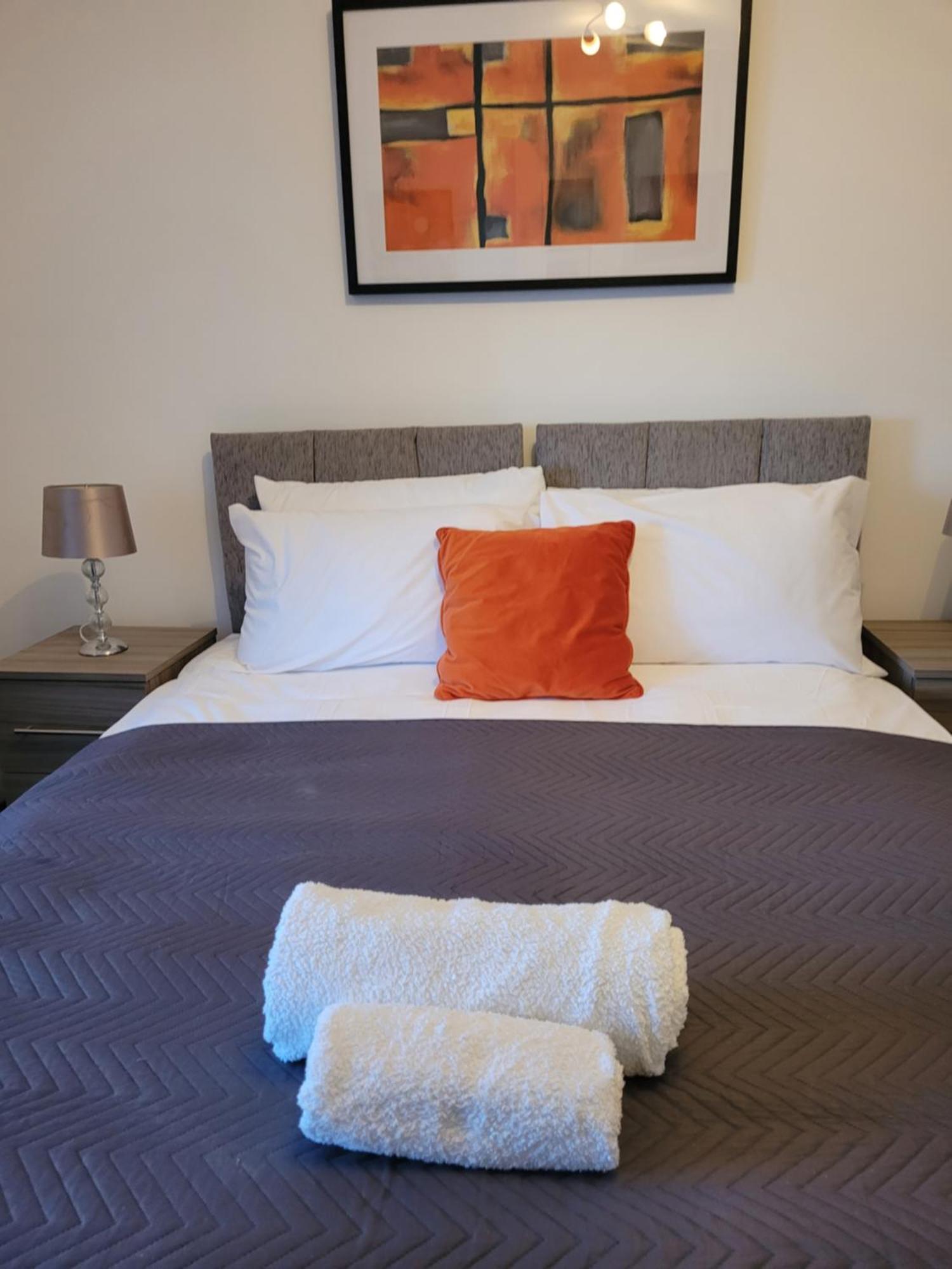 Silvertree Lodge - 2 Double Bed Flat With Parking ヘメル・ヘムステッド エクステリア 写真