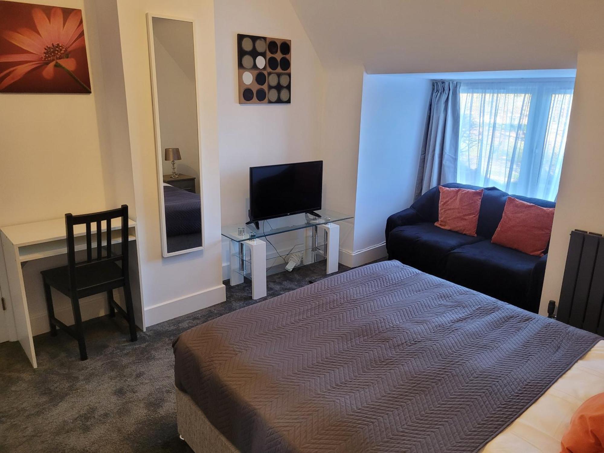 Silvertree Lodge - 2 Double Bed Flat With Parking ヘメル・ヘムステッド エクステリア 写真