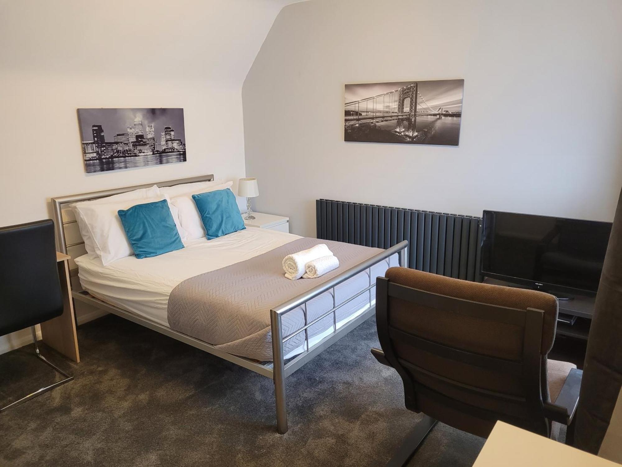 Silvertree Lodge - 2 Double Bed Flat With Parking ヘメル・ヘムステッド エクステリア 写真