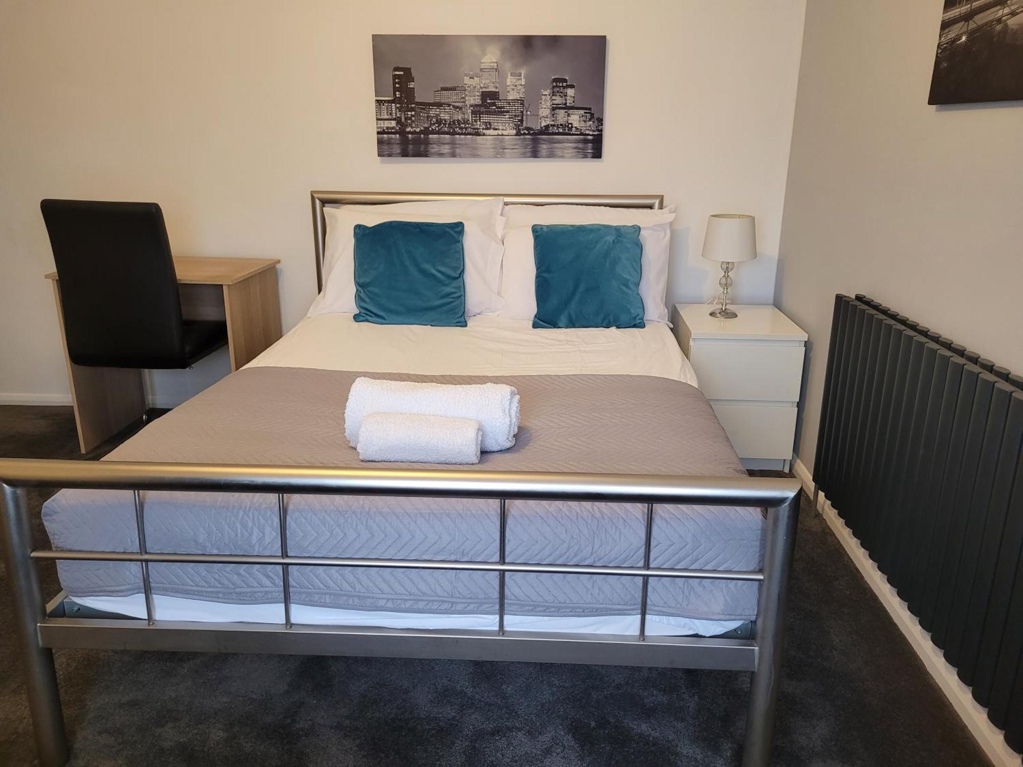 Silvertree Lodge - 2 Double Bed Flat With Parking ヘメル・ヘムステッド エクステリア 写真